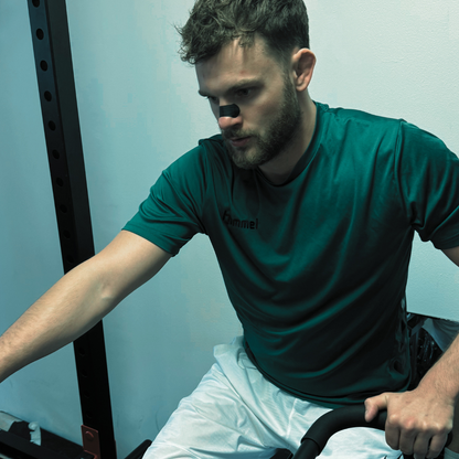 Atlet som tränar med Nose Gills näsremsa för bättre andning och prestation