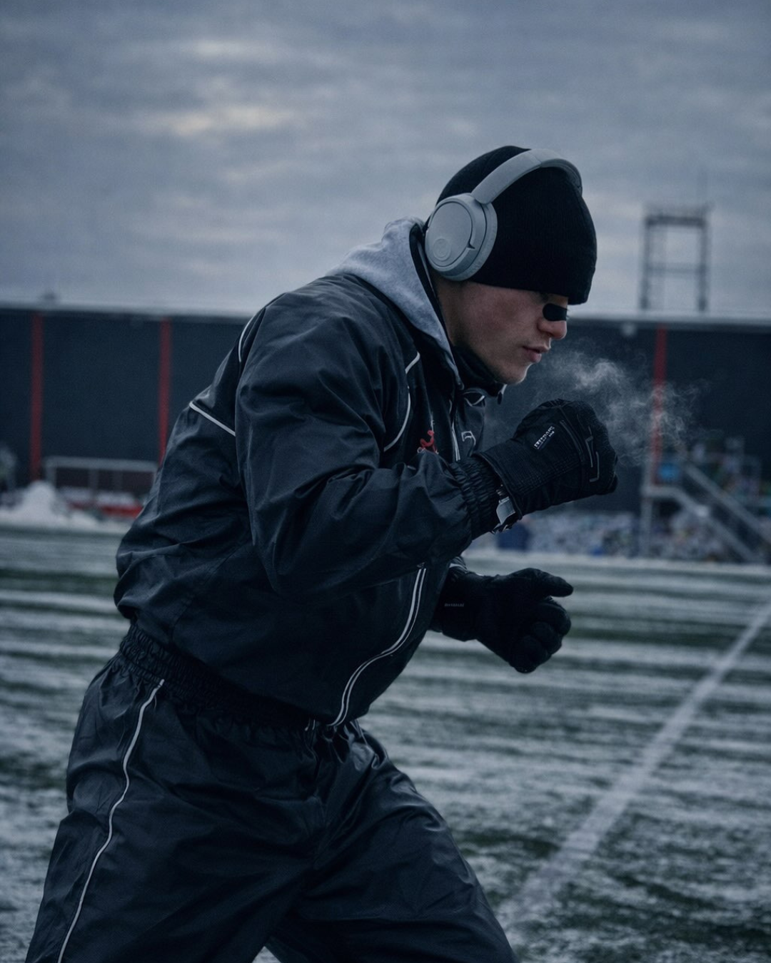 Boxare tränar med Nose Gills näsremsor på en konstgräsplan 