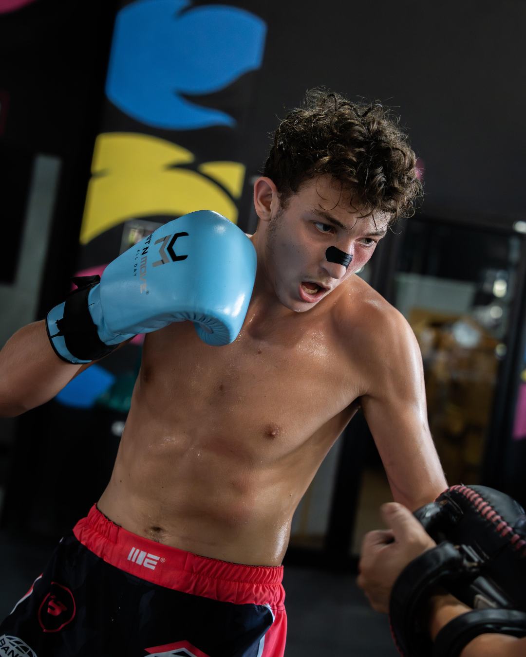 MMA-fighter tränar med näsplåster