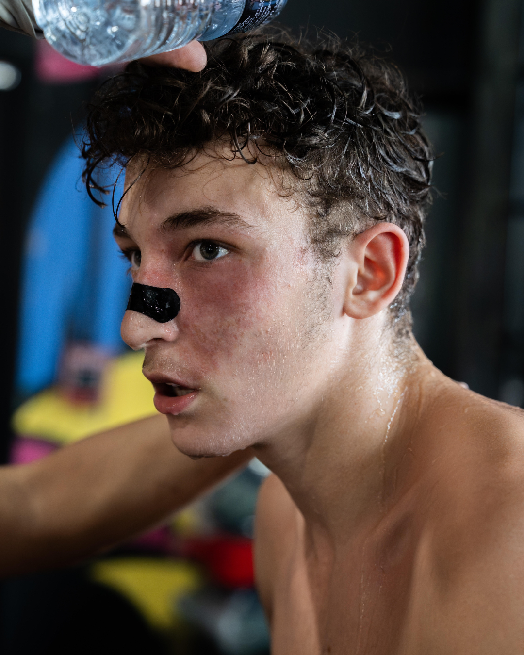 Svettig Atlet tränar med näsremsa från Nose Gills