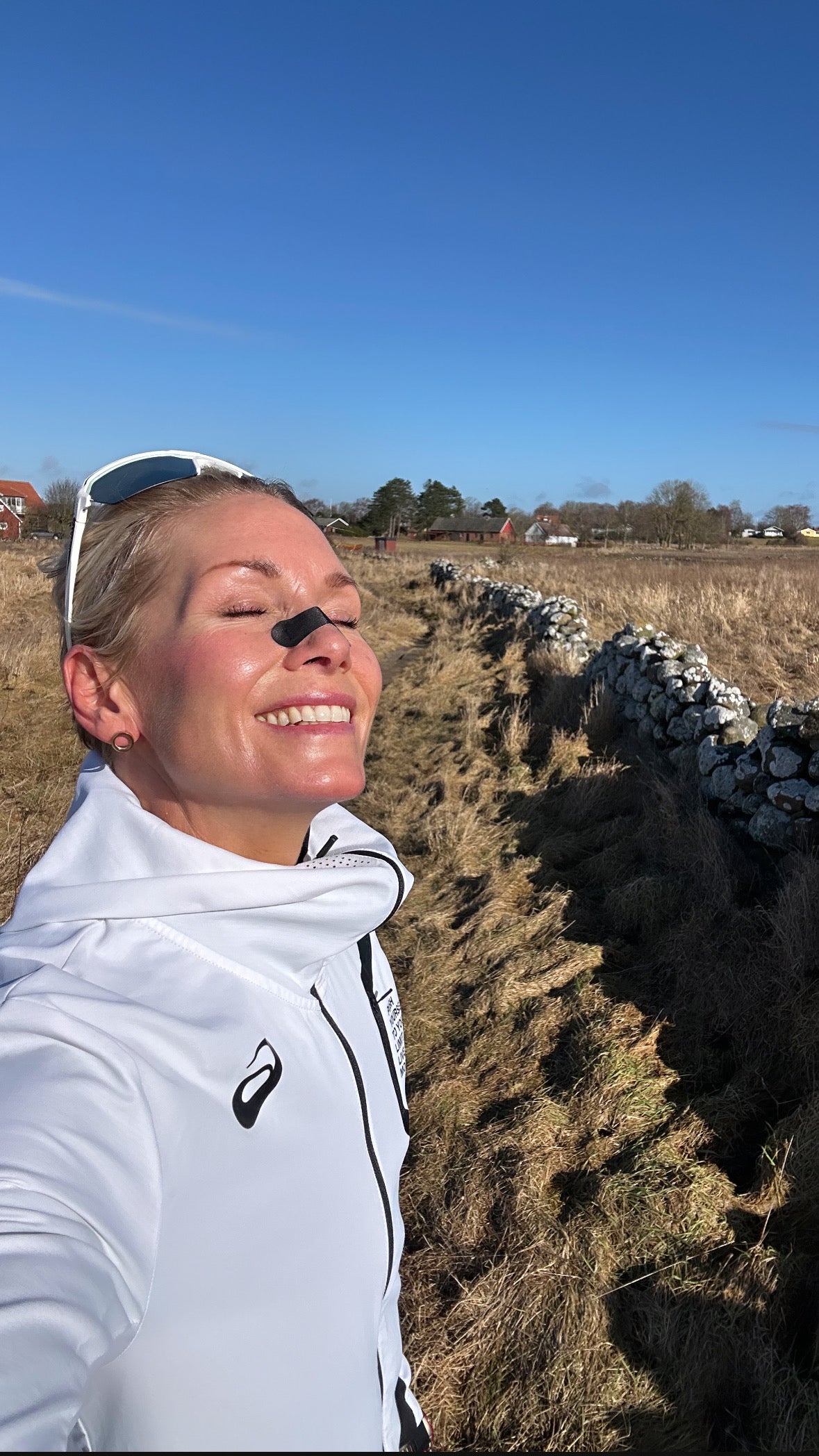 kvinnan andas med nose gills näsremsor 