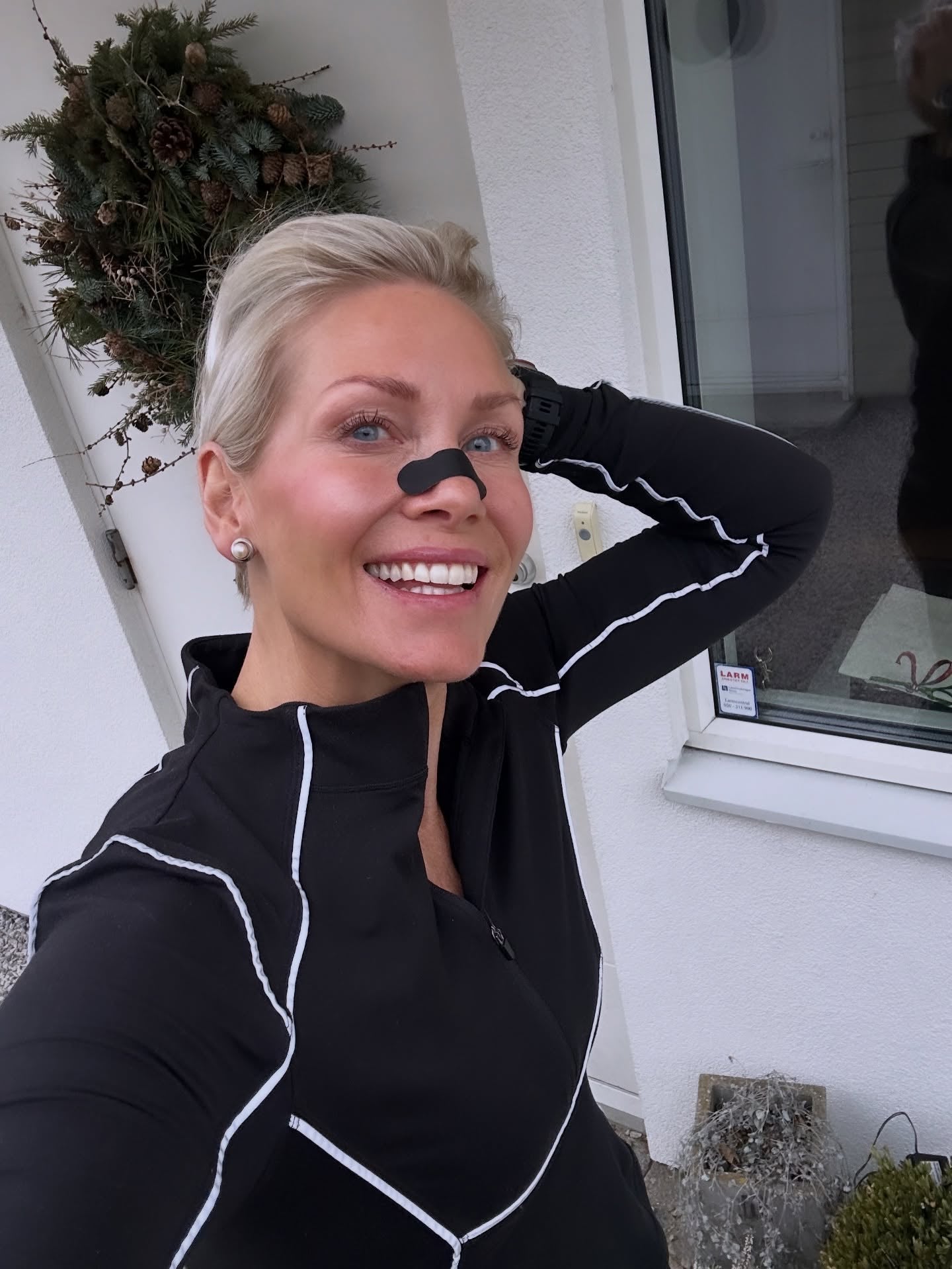 atlet tränar löpning med nose gills näsremsa 