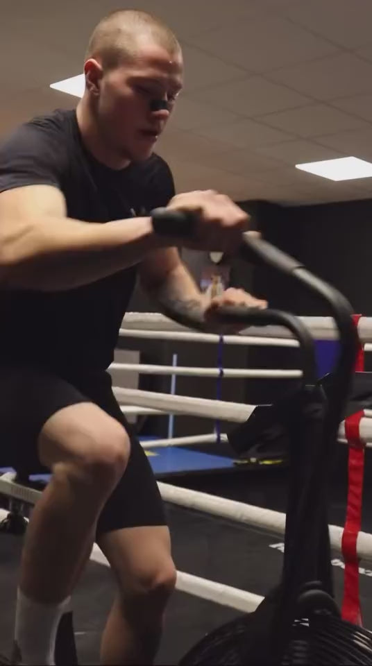Ladda video: Här testar boxaren Măzăreanu Cristi Nose Gills under högintensiv träning – där syreupptag, fokus och kontroll verkligen sätts på prov.